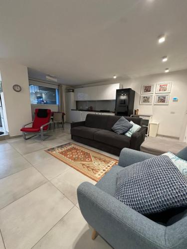 a living room with a couch and a tv at Villa Delia in Cernobbio