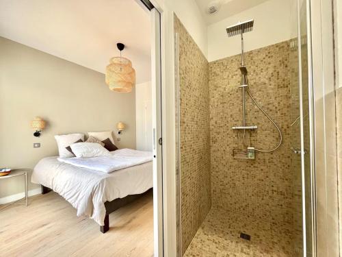 - une chambre avec une douche et un lit dans un dortoir dans l'établissement Villa piscine chauffée golf, à Gujan-Mestras