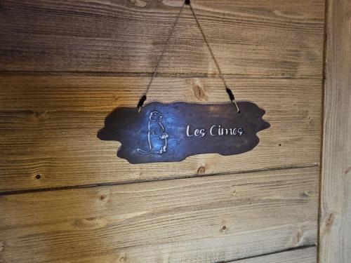 a sign that says less crime hanging on a wooden wall at La Boutame : chalet au pied des pistes à Villard Reculas in Villard-Reculas