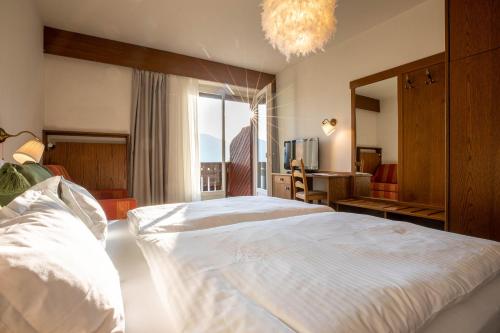Postel nebo postele na pokoji v ubytování Panorama Hotel St Georgen