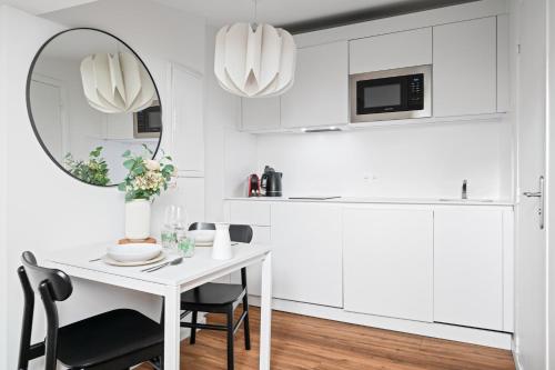 - une cuisine blanche avec une table blanche et un miroir dans l'établissement Vieux Nice - Dernier étage climatisé, à Nice