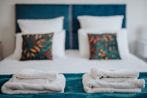 une pile de serviettes posée sur un lit dans l'établissement Le rêve Bleu, à Thionville
