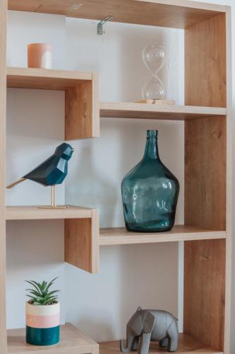 une étagère avec un vase en verre bleu dessus dans l'établissement Le rêve Bleu, à Thionville