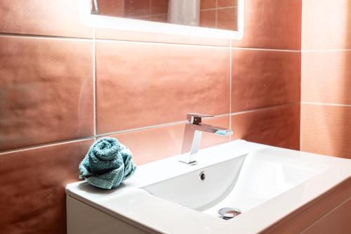 a bathroom with a white sink and a mirror at Petrino Serene Studios in Kakóvatos
