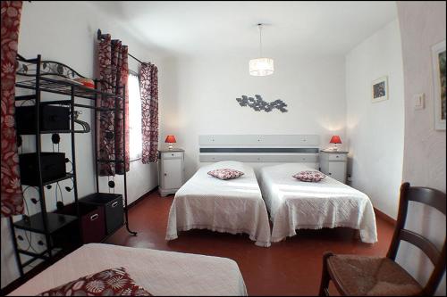 une chambre avec un lit avec deux oreillers dessus dans l'établissement Au jardin de la ferme - gite vigne vierge, à Six-Fours-les-Plages