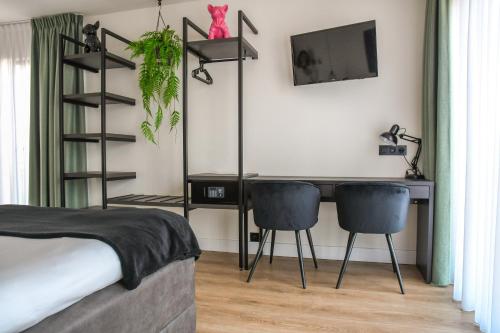 a bedroom with a desk and two chairs at Hotel La Boutique in Nijmegen