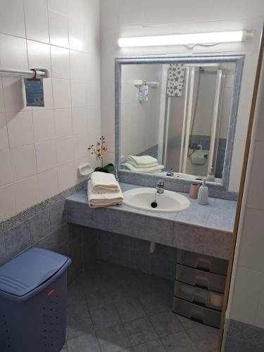 a bathroom with a sink and a mirror at Apartamento 335 Flamesol in Matalascañas