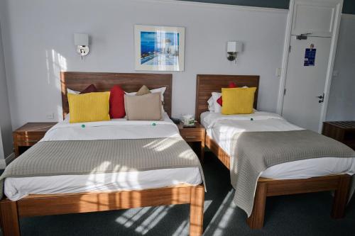 Una cama o camas en una habitación de Royal Oxford Hotel