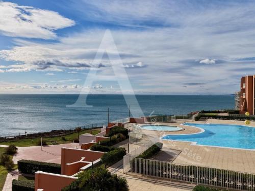 une vue sur une piscine et l'océan dans l'établissement STUDIO 4 PERS RES 1ERE LIGNE MER AVEC PISCINE, à Sète