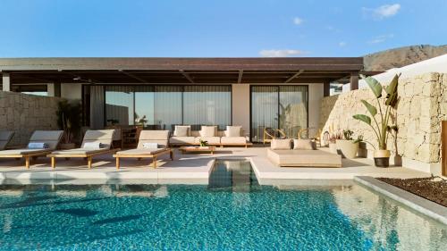 Bazén v ubytování Royal Hideaway Corales Villas nebo v jeho okolí