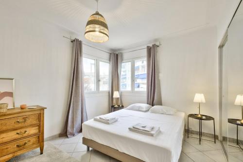 - une chambre avec un lit, une commode et des fenêtres dans l'établissement T3 proche de la Croisette et Palais des Festivals, à Cannes