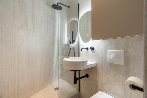 une salle de bain avec un lavabo et une douche dans l'établissement Appartement Parisien - Design - 4 couchages, à Paris