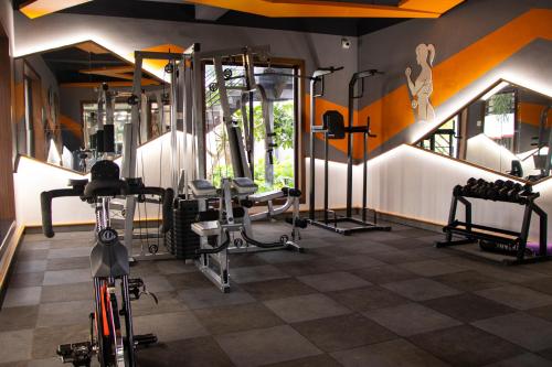 Fitness centrum a/nebo fitness zařízení v ubytování Hotel Sonar Bangla Kolaghat