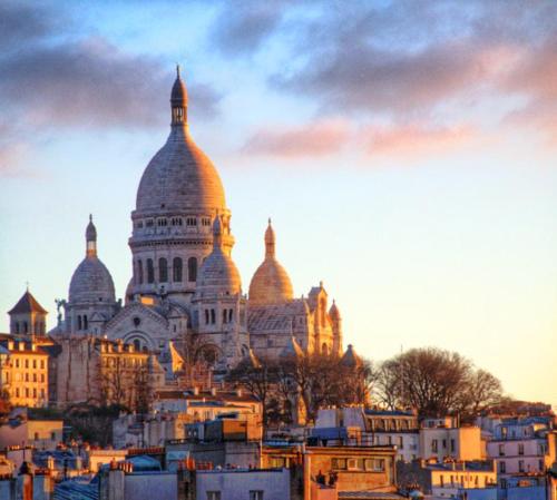 un grand bâtiment avec des dômes au-dessus d'une ville dans l'établissement Chic Studio in Central Paris, à Paris