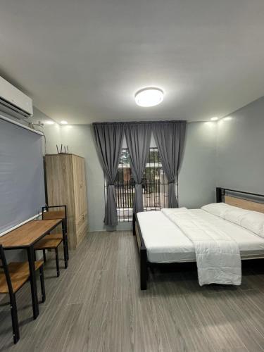 Una cama o camas en una habitación de Tanauan Transient Casa Joe
