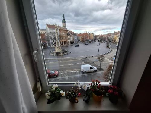 a window with a view of a city street at Soproniutas CentROOM Apartman in Sopron