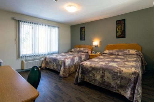 سرير أو أسرّة في غرفة في Howey Bay Motel