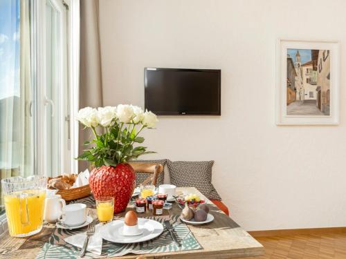 Televisyen dan/atau pusat hiburan di Apartment Double Room Modern-7 by Interhome