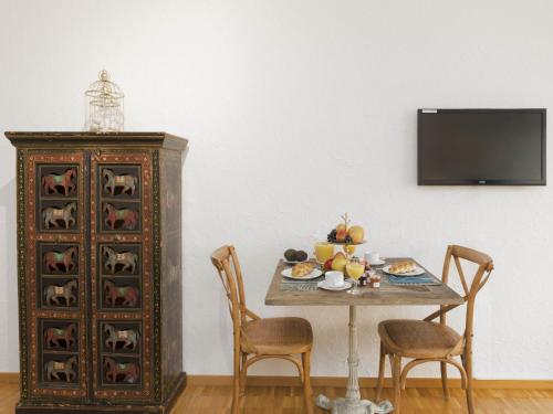 TV a/nebo společenská místnost v ubytování Apartment Double Room Modern-6 by Interhome