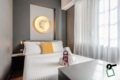 Un ou plusieurs lits dans un hébergement de l'établissement HOTIDAY Room Collection - Palermo Palco Noir