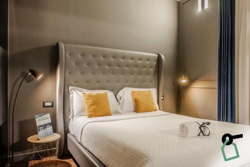 Un ou plusieurs lits dans un hébergement de l'établissement HOTIDAY Room Collection - Palermo Palco Noir