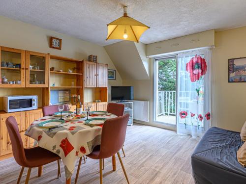 une cuisine et une salle à manger avec une table et des chaises dans l'établissement Apartment Rose des Vents-1 by Interhome, à Port-Haliguen