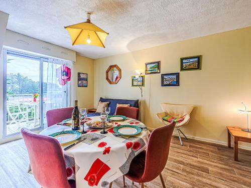 une salle à manger avec une table et des chaises dans l'établissement Apartment Rose des Vents-1 by Interhome, à Port-Haliguen
