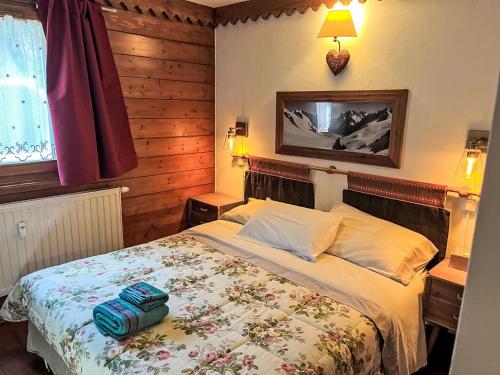 ein Schlafzimmer mit einem Bett mit einer blauen Tasche darauf in der Unterkunft Apartment Ginabelle 1-2 by Interhome in Chamonix-Mont-Blanc