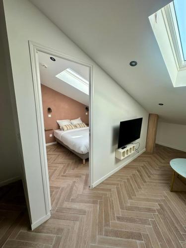 une chambre avec un lit et un grand miroir dans l'établissement MOON, à Nice