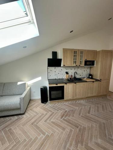 un salon avec un canapé et une cuisine dans l'établissement MOON, à Nice