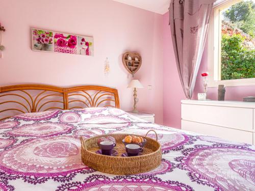 - une chambre avec un lit et un panier de nourriture dans l'établissement Apartment Le Chevalier by Interhome, à Cap d'Ail