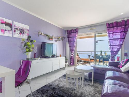 - un salon violet avec un canapé et une table dans l'établissement Apartment Le Chevalier by Interhome, à Cap d'Ail