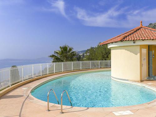 une piscine entourée d'une clôture dans l'établissement Apartment Le Chevalier by Interhome, à Cap d'Ail