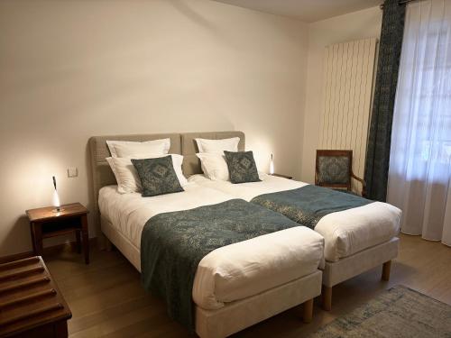 Postel nebo postele na pokoji v ubytování Hotel Le Manasses