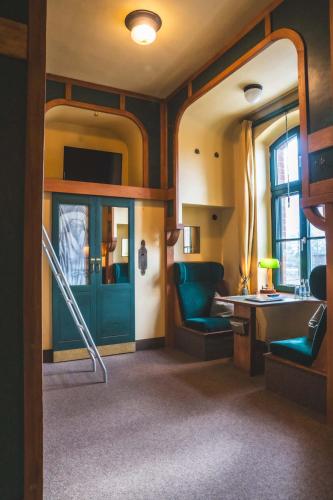a living room with a green door and a couch at Pension Spreewelten in Lübbenau