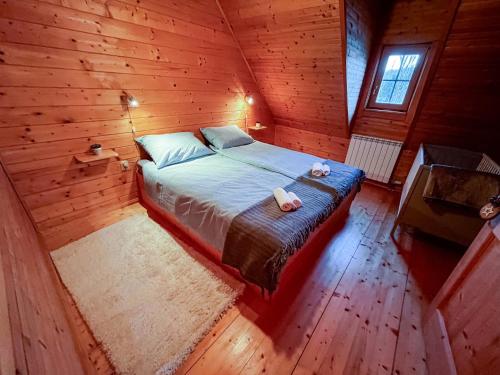 an overhead view of a bed in a wooden room at Rustikalna kuća Snowdrop s kaminom u Begovom Razdolju, Gorski kotar in Begovo Razdolje