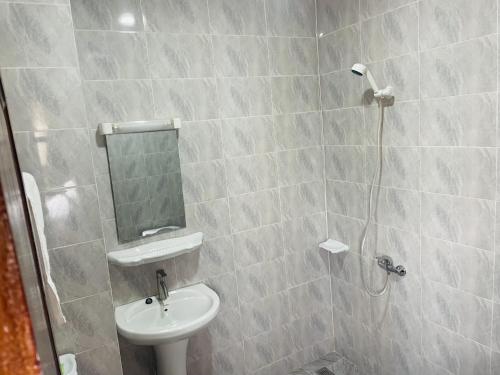 Résidences hôtels sibontour في ياموسوكرو: حمام مع مرحاض ومغسلة ودش