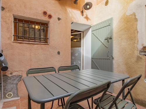 - une table et des chaises dans une pièce avec porte dans l'établissement Holiday Home Côté Place by Interhome, à Villars