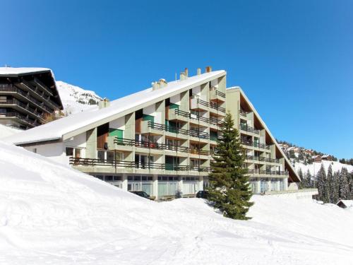 レ・クロゼにあるApartment Les Cimes by Interhomeの雪山頂の建物