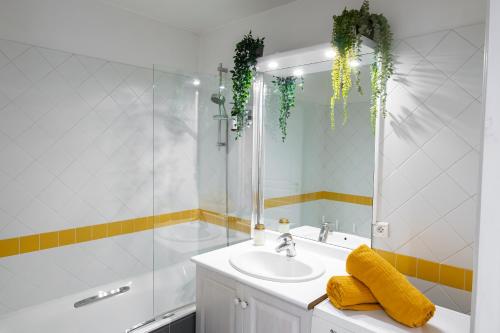 une salle de bain avec un lavabo et un miroir dans l'établissement Appartement Central Les Halles, à Paris