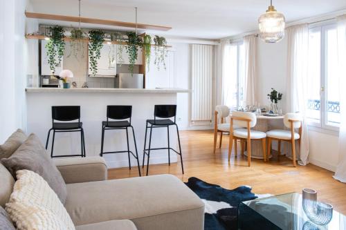 un salon avec un canapé, une table et des chaises dans l'établissement Appartement Central Les Halles, à Paris