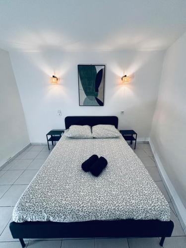 - une chambre avec un lit et deux lumières sur le mur dans l'établissement Meneau 2- Center-Wifi- Connected TV, à Béziers