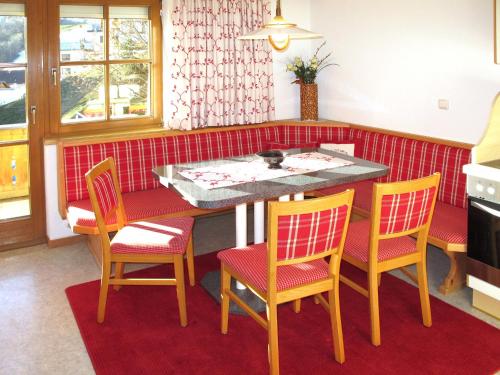 卡普尔Apartment Apart Garni Royal-1 by Interhome的厨房配有桌子和四把椅子