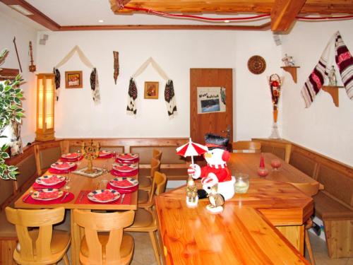 Saas-BalenにあるHoliday Home Edelweiss-1 by Interhomeの木製のテーブルと椅子のあるダイニングルーム