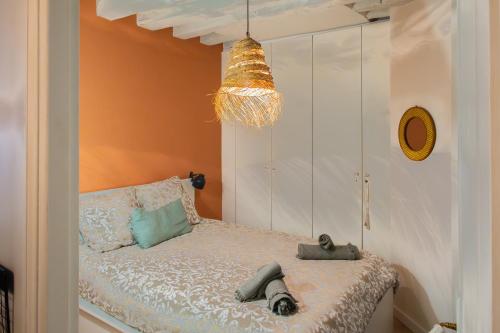 une chambre avec un lit avec deux serviettes dessus dans l'établissement Appartement de Charme à Montorgueil, à Paris