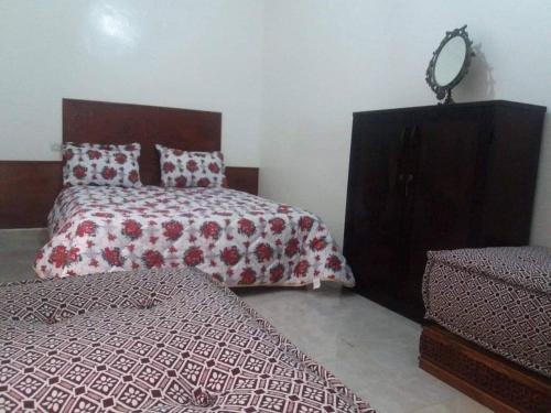 ein Schlafzimmer mit 2 Betten und einer Kommode darin in der Unterkunft Le Riad Marina de Sal et Mdina in Salé