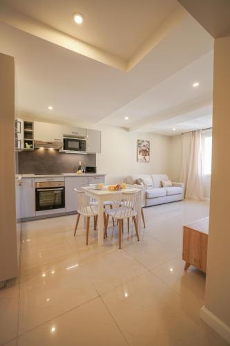 une cuisine et un salon avec une table et des chaises dans l'établissement AzurAppart Brilliant 2room, Nice Massena, à Nice