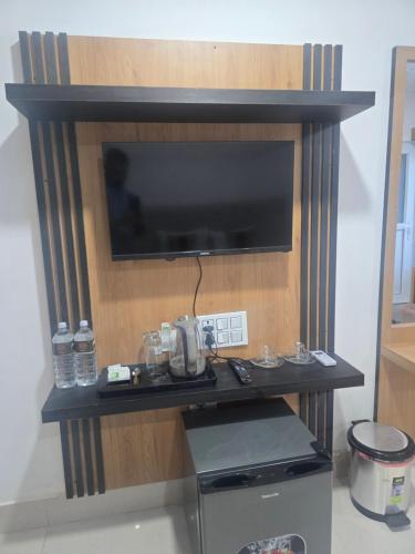 Una televisión o centro de entretenimiento en Hotel Dayglow