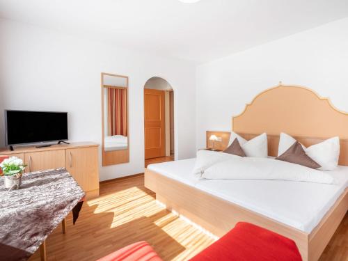 Giường trong phòng chung tại Apartment Rosa-5 by Interhome