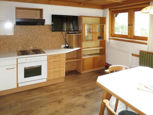 Kuchyň nebo kuchyňský kout v ubytování Apartment Eberharter-3 by Interhome